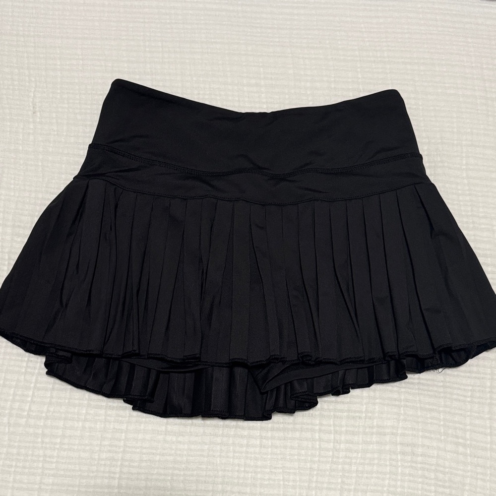 Black gold hinge athletic skort
